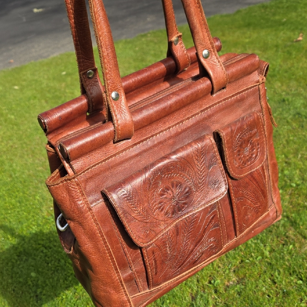 Peruvian Tooled Leather Crossbody/Shoulder Bag. Vintage 80's. (BIN 001)